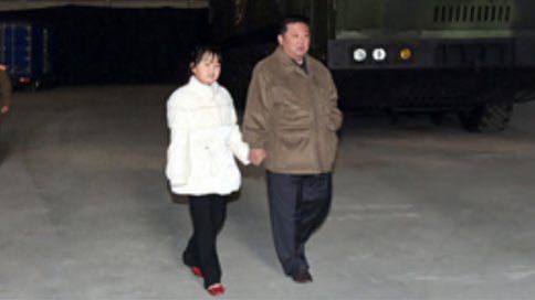 朝鲜洲际导弹发射现场 金正恩首次公开女儿照片习包子看了也羡慕，同样有女儿的，凭啥人家直接皇太女了朝鲜洲际导弹发射现场 金正恩首次公开女儿照片习包子看了也羡慕，同样有女儿的，凭啥人家直接皇太女了