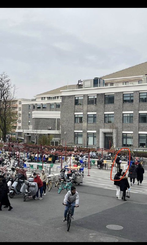 北大五食堂门口，有一同学正在举白纸最新消息