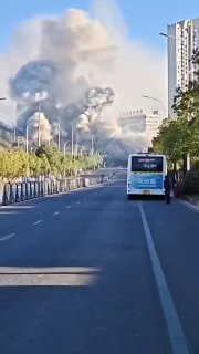 11月30日上午7时46分，湖南郴州北湖区同心路华泰城烟花爆竹“勇鑫烟花”零售门店老板彭海勇，因当地各部门领导长期索要好处举报无果，政府公文勒令限制不准他卖烟花，他吃了农药把店子炸了，那栋楼也炸了