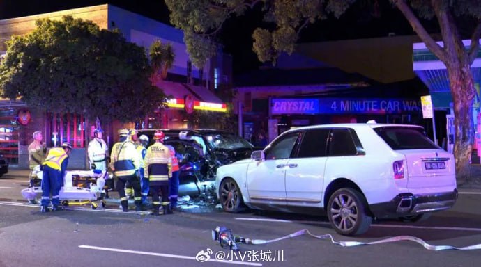 7月27日凌晨三点半，澳大利亚悉尼的富人区，一辆价值700万的劳斯莱斯逆行撞上一辆奔驰