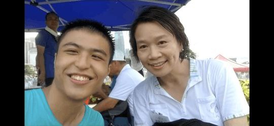 這就是親共的人By