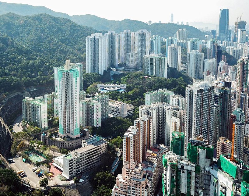 #港聞 【互篤時代】一名男子被「篤」家中門口鐵閘海報有光時字句 涉嫌作出煽動意圖被捕警方於6月26日接獲報案，指筲箕灣耀東邨一個單位鐵閘貼有一批涉嫌違反《香港國安法》的貼紙