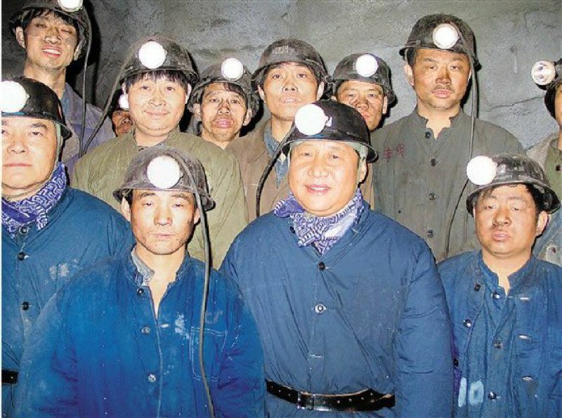 不愧是习白猪🐷，别人脸上都脏兮兮，唯独他白白净净，宛若从未被满脸喷粪一般！