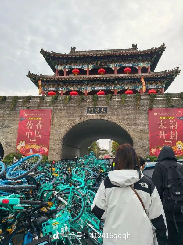 一开始各大媒体只放这张聊天记录，现在看来骂他们“造粪机”“酒囊饭袋”已经很保守了By