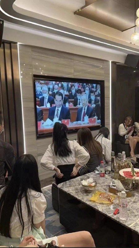 老鸨，鸡头，妓女，神经病……这个社会太荒谬……老鸨，鸡头，妓女，神经病……这个社会太荒谬……