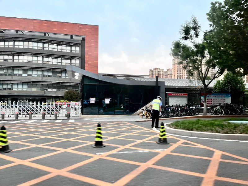 今日冒死拍摄的16岁小献忠就读的人大附中通州分校附近，校门口有警察站岗巡视，附近几个街区有便衣警察（骑的还是通州派出所的电动车）盯梢，是不是每一起发生过献忠的地方都上这个强度的黑皮？By