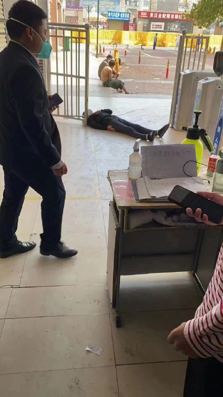 #郑州疫情郑州港区富士康富鑫公寓出现砍人事件，据说被砍是工作人员