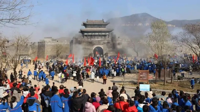 游客举起“步枪”、“大刀”攻县城，景区变身“抗日战场”，这是山东沂南县“红嫂家乡旅游区”的沉浸式演出《跟着团长打县城》，该剧曾在社交媒体红极一时，却在热度高峰被突然叫停