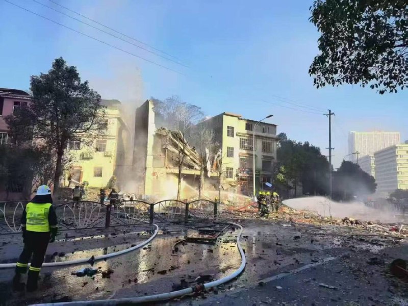 11月30日上午7时46分，湖南郴州北湖区同心路华泰城烟花爆竹“勇鑫烟花”零售门店老板彭海勇，因当地各部门领导长期索要好处举报无果，政府公文勒令限制不准他卖烟花，他吃了农药把店子炸了，那栋楼也炸了