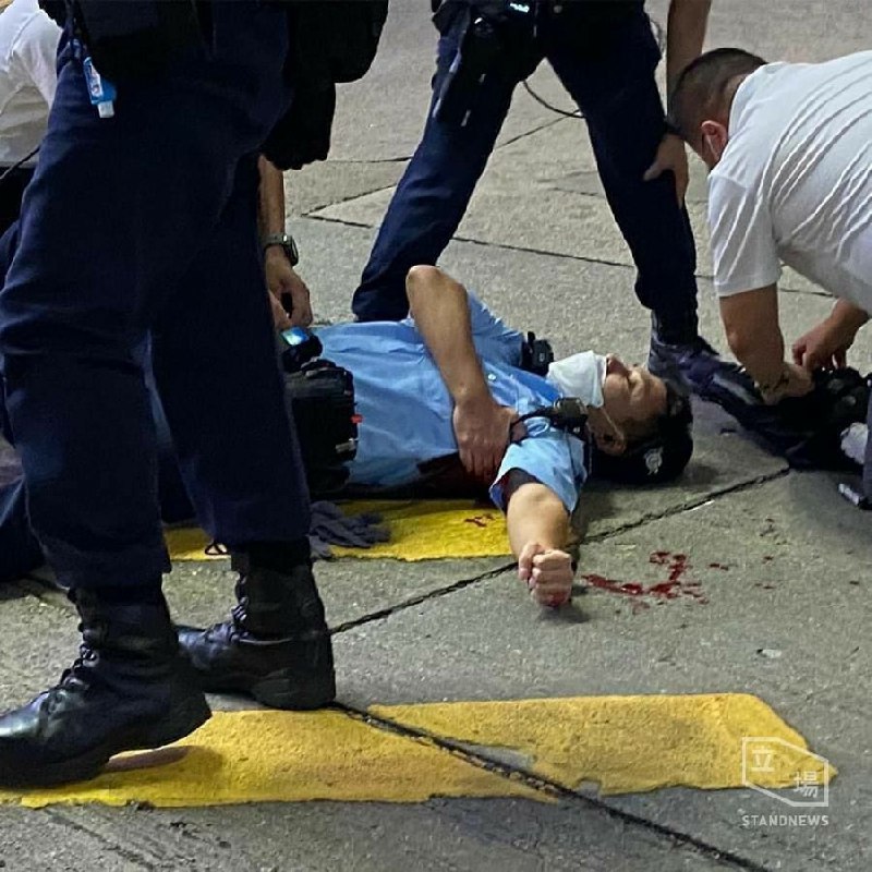香港，一名警员怀疑在铜锣湾崇光百货门外中刀，正接受急救香港，一名警员怀疑在铜锣湾崇光百货门外中刀，正接受急救