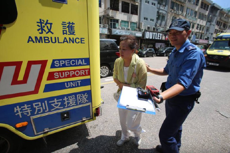 #文化输出 好吃你就多吃点 内地旅行团在香港集体食物中毒，周一晚上在土瓜环集体进食团餐后，晚上陆续呕吐肚泻，11人需要送医院，另外55人感到不适By