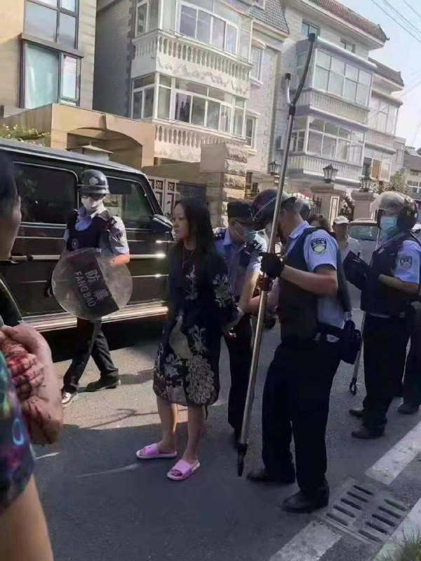 杭州 市萧山区瓜沥镇明朗村，被警察抓住的这个女的家里的独生女，向娘要几十万钱买车，娘不同意给钱，她随手拿刀砍了她娘几刀，她小叔见状过来劝，她竟然拿刀砍向小叔，小叔失血太多抢救无效死亡