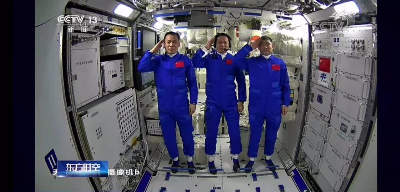 粉蛆频道天眼 @yelloworblueHK 复刻中国长安网，再出恶言