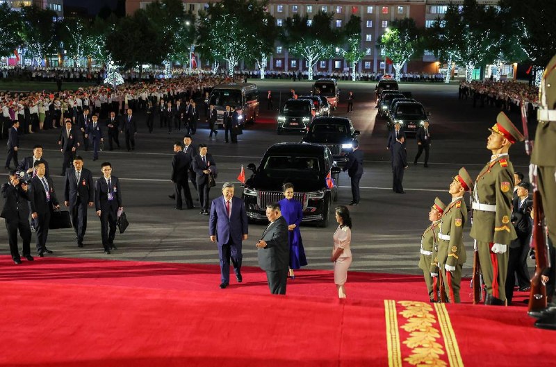 在访问朝鲜文艺演出中，习近平首次被拍佩戴眼镜，凸显斯文小学博士范
