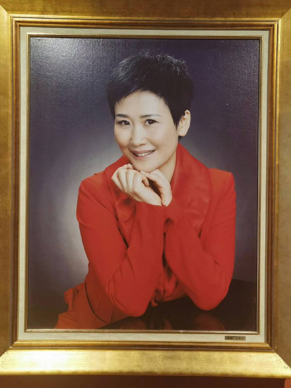 在李小琳《爱在人间》的诗书画展上，还展出了李总多幅照片油画作品