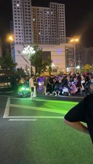 据 #梁家河时报 ，7月31日凌晨，辽宁鞍山市府转盘附近出现多名反共青年驾驶电摩、轿车高速漂移“炸街”，向共产党游行示威，有人持玩具冲锋枪探出天窗喊话，声称要打倒共产党，干死习近平，引来数百人围观，而鞍山警方早已布控收网，一举抓获103名反共义士😎 匿名投稿据 #梁家河时报 ，7月31日凌晨，辽宁鞍山市府转盘附近出现多名反共青年驾驶电摩、轿车高速漂移“炸街”，向共产党游行示威，有人持玩具冲锋枪探出天窗喊话，声称要打倒共产党，干死习近平，引来数百人围观，而鞍山警方早已布控收网，一举抓获103名反共义士😎 匿名投稿