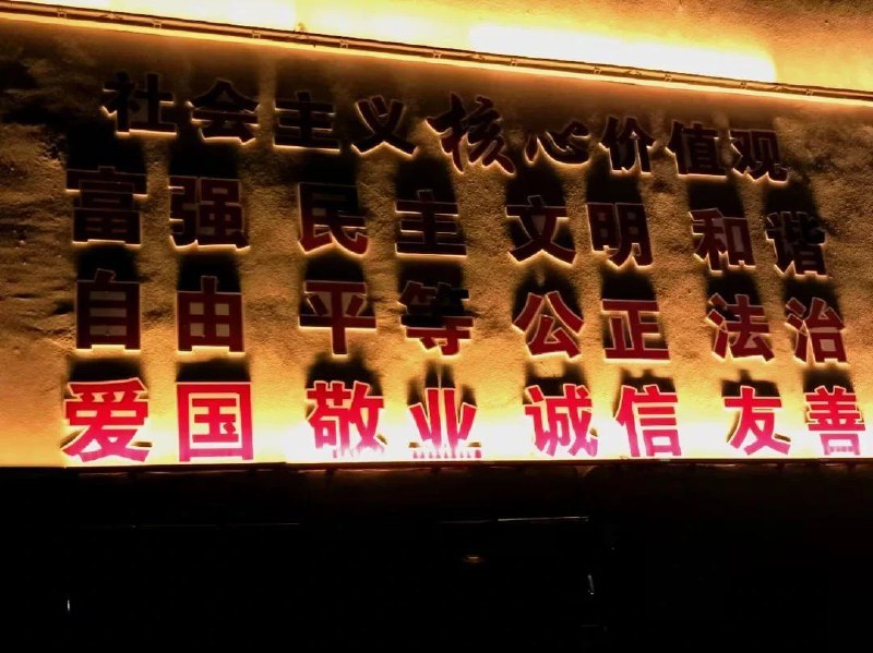设计这灯光的人简直是