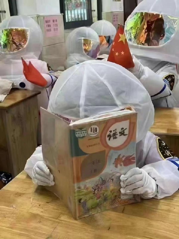 #文化强国 #核酸大国背古诗做核酸儿歌遥看瀑布挂前川李白和我做核酸​东望王师又一年陆游和我做核酸以后的孩子会不会认为隔离，核酸就是常态？世界原来是这样的