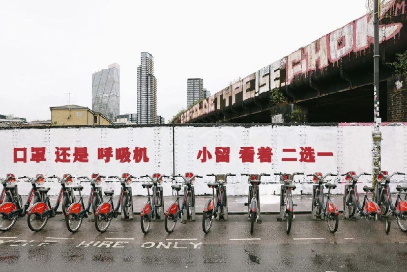 有网友针对伦敦涂鸦墙事件进行了一些讽刺By