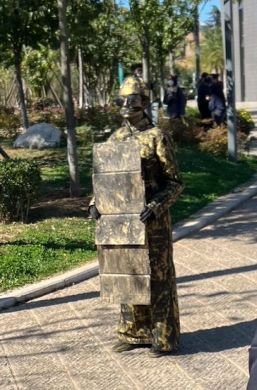 云南艺术学院，被捂嘴的铜人，已被学校领导带走云南艺术学院，被捂嘴的铜人，已被学校领导带走