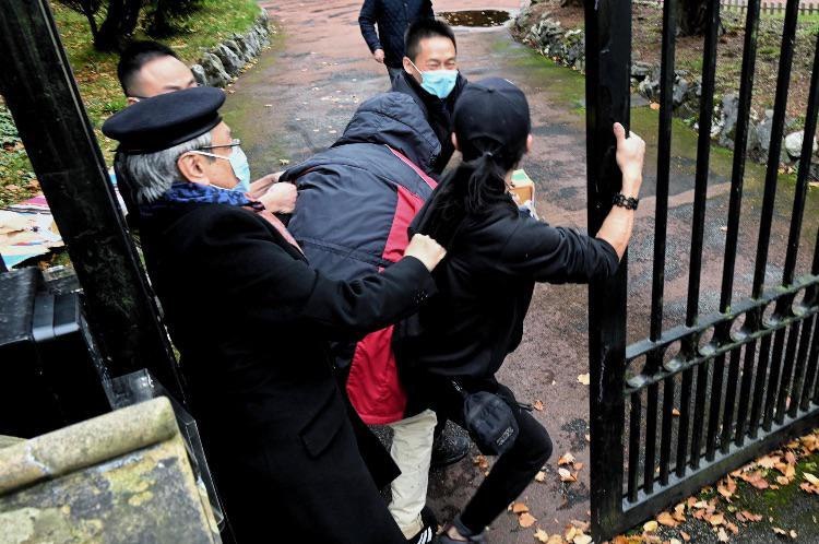 駐英中國大使館解放軍想逮捕示威者，但被警察救出By