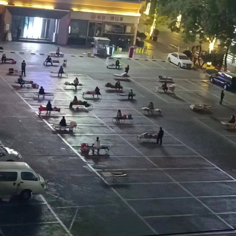 兰州夜晚气温高达14度晚上让人出去隔离在停车位上睡铁架床咋了，想想长津湖，想想冻土豆啊，这就忍不了？By