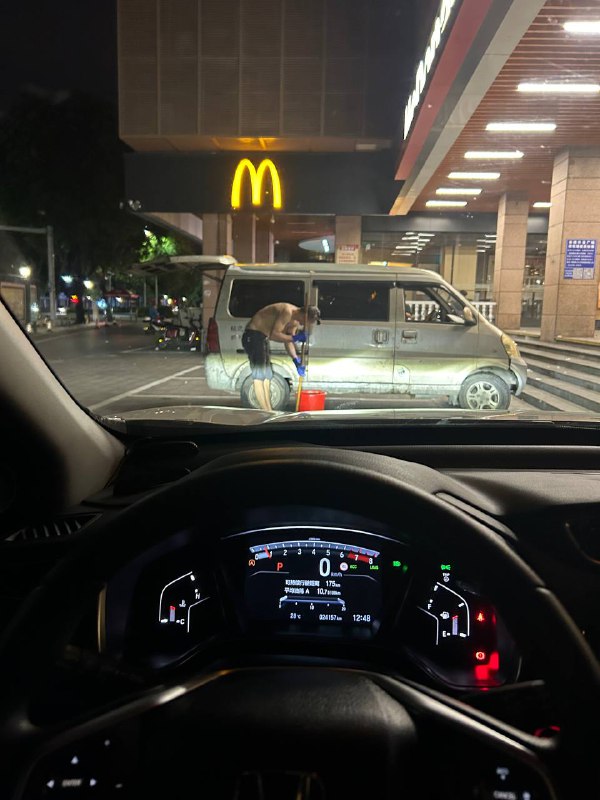 在捞地沟油，广东省佛山市禅城区张槎升宝广场麦当劳店门口投稿By