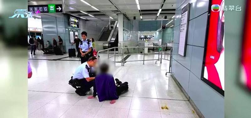 #文化输出 港铁伯伯赶车遭情侣撞晕　好心港女帮忙反被索赔5万再捱告  当时她与丈夫在港铁青衣站乘电梯到月台时，见到老伯与一对情侣赶车时被撞跌，其后老伯晕倒，失去知觉