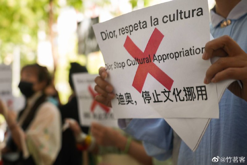 西班牙马德里，中国人进行抗议游行，你妈的敢不敢在大陆游行，就天天搁其他国家恶心人?By