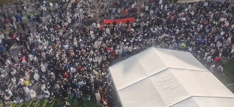 #清华大学 #白纸革命 虽迟但到！有人预计，清华紫荆园附近今天可能将聚集上千名清华学生#清华大学 #白纸革命 虽迟但到！有人预计，清华紫荆园附近今天可能将聚集上千名清华学生