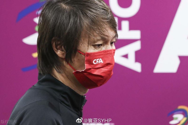 郝海东队友日前，前国足主帅李铁突然成为了媒体和球迷关注的焦点人物