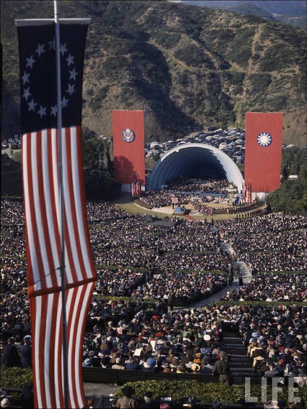 當年的中國大風獵獵，旗幟飛揚，青天白日滿地紅，與星條旗並肩飄蕩！那是一個信念的時代，那是一場自由的呼喚，同盟並肩，血脈相連，威震四方！😎 匿名投稿