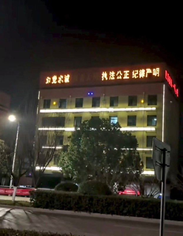 可能是没擦干净眼镜，