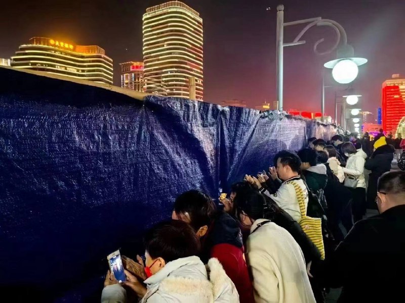 大年初一晚广州，官方放烟花（上一次放是12年前），群众要预约并且抽签的形式才可以到现场观看，要安检进场，政府把一路上所有的过江桥都封起来了，说为了安全，其实是不让群众聚集