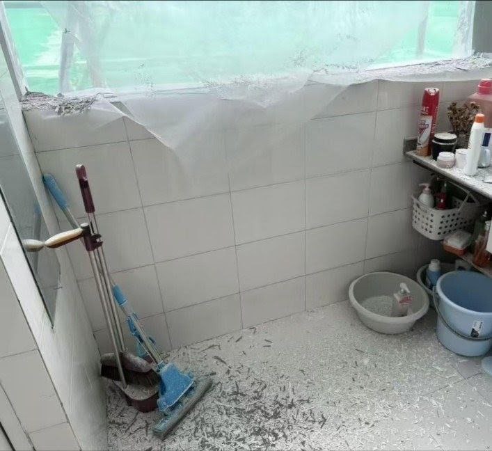 我是西南交通大学的一名辅导员，我要匿名举报成都西南交通大学的党委书记余敏明，党委副书记闫学东 ，这两头畜生搞所谓的“130周年”校庆大装修，从10月份开始，就让全校学生们住在工地脚手架中，漫天的粉尘、甲醛，有毒气体，大量学生头晕、头痛、流鼻血、咳嗽