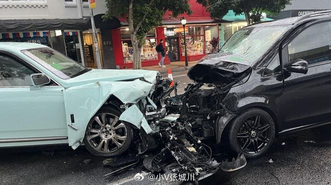 7月27日凌晨三点半，澳大利亚悉尼的富人区，一辆价值700万的劳斯莱斯逆行撞上一辆奔驰