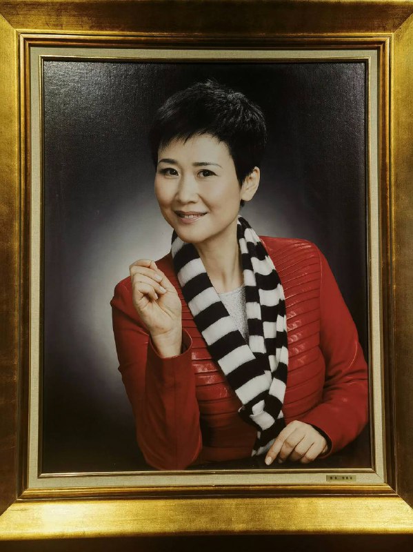 在李小琳《爱在人间》的诗书画展上，还展出了李总多幅照片油画作品