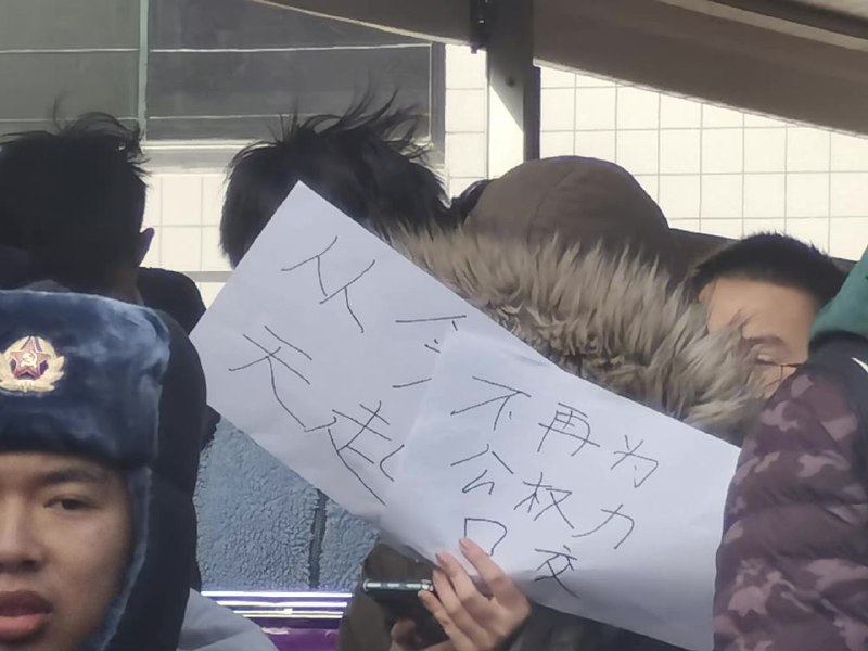 #白纸革命 清华队伍里一个女生举起口号