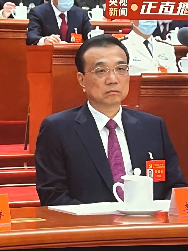 与会者表情凝重，但都各自悄悄的为诞生在这伟大时代偷着乐🥰投稿By