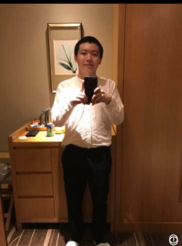 刚刚从一位出狱的人士处获悉，因习近平女儿习明泽个资被曝光遭构陷的网络天才牛腾宇被移至新监区，监室无空调（原来的有），恶劣的环境导致他以前遭酷刑的后遗症全部复发，包括被打残的右手情况恶化，中耳炎复发，他本人也难以进食，所以牛腾宇仅在一个多月的时间就瘦了10多斤