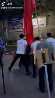 四川南充实施“静态管理”，一男子没戴口罩出门，被一群防疫人员按在地上踩，生命健康权得到了极大的保障！