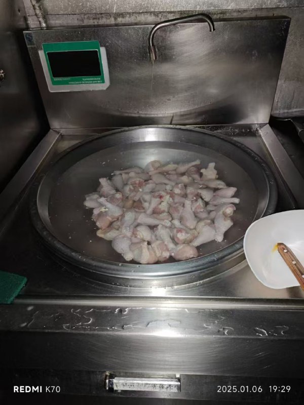 图片拍摄在泉州海事学校食堂内部，豆浆是充的，东西都是速冻的，吃起来像预制菜一样