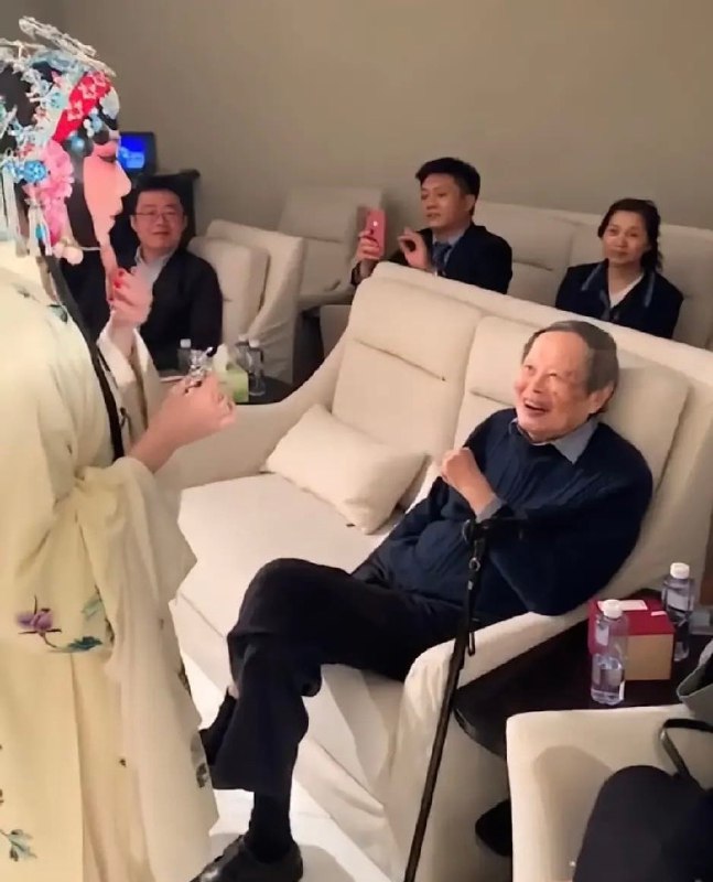 翁帆49岁生日，103岁的杨振宁仍然神采奕奕我有点怕了，将来那个男中音不会也这样吧😱🕶️ 匿名投稿#墙友锐评