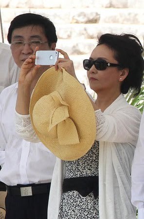 彭丽媛用苹果手机，中国人怎么不网暴彭丽媛？#早安中国人