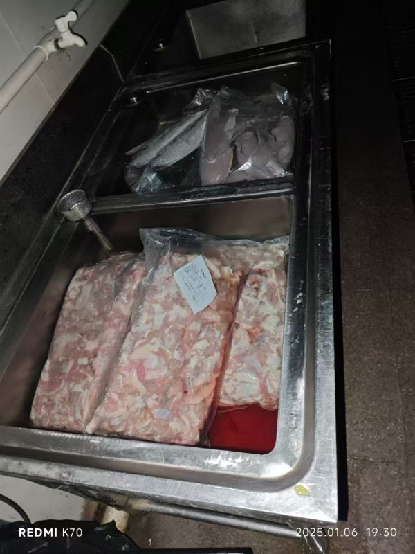 图片拍摄在泉州海事学校食堂内部，豆浆是充的，东西都是速冻的，吃起来像预制菜一样