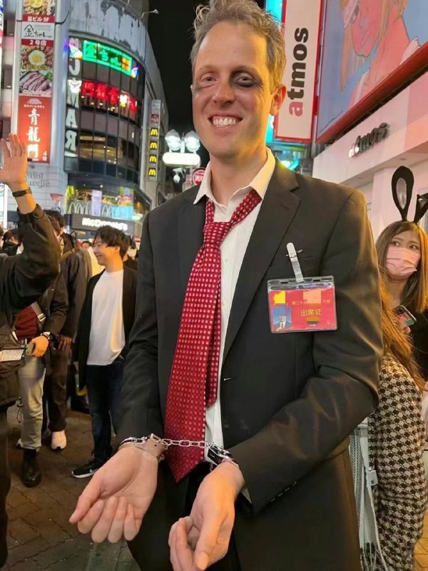 东京涩谷街头万圣节活动，有老外cos被打得鼻青脸肿的胡锦涛😂东京涩谷街头万圣节活动，有老外cos被打得鼻青脸肿的胡锦涛😂