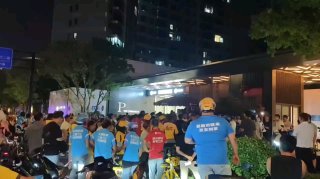 上海200骑手堵小区围警车，迫使物业放弃新规 上海浦东临港新片区，超过两百名外卖骑手聚集在一小区门口，抗议小区物业禁止骑手进入派送外卖的规定，并一度围堵警车，迫使警察释放被捕的骑手