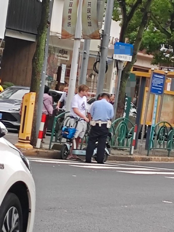 🐏大人骑车带人不戴