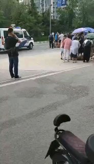 6月13日下午，山东淄博张店一辆奔驰冲进人群中，未知是报复社会还是纯属意外，目前伤亡人数不明#中国为什么这么安全