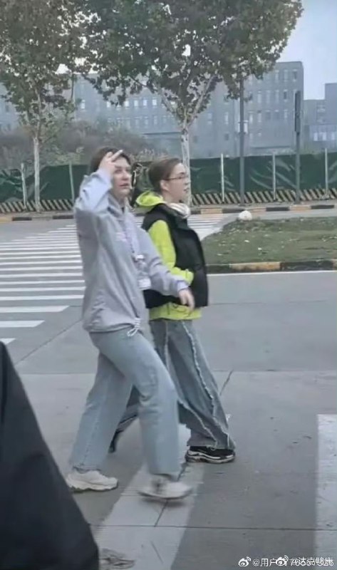 西北工业大学连两个大学生在做访谈作业时，刚好遇到两个俄罗斯留学生路过，也拍下了其竖中指等歧视动作....当天校方回应是会“核实相关情况，严肃处理”，结果很快就被删除了